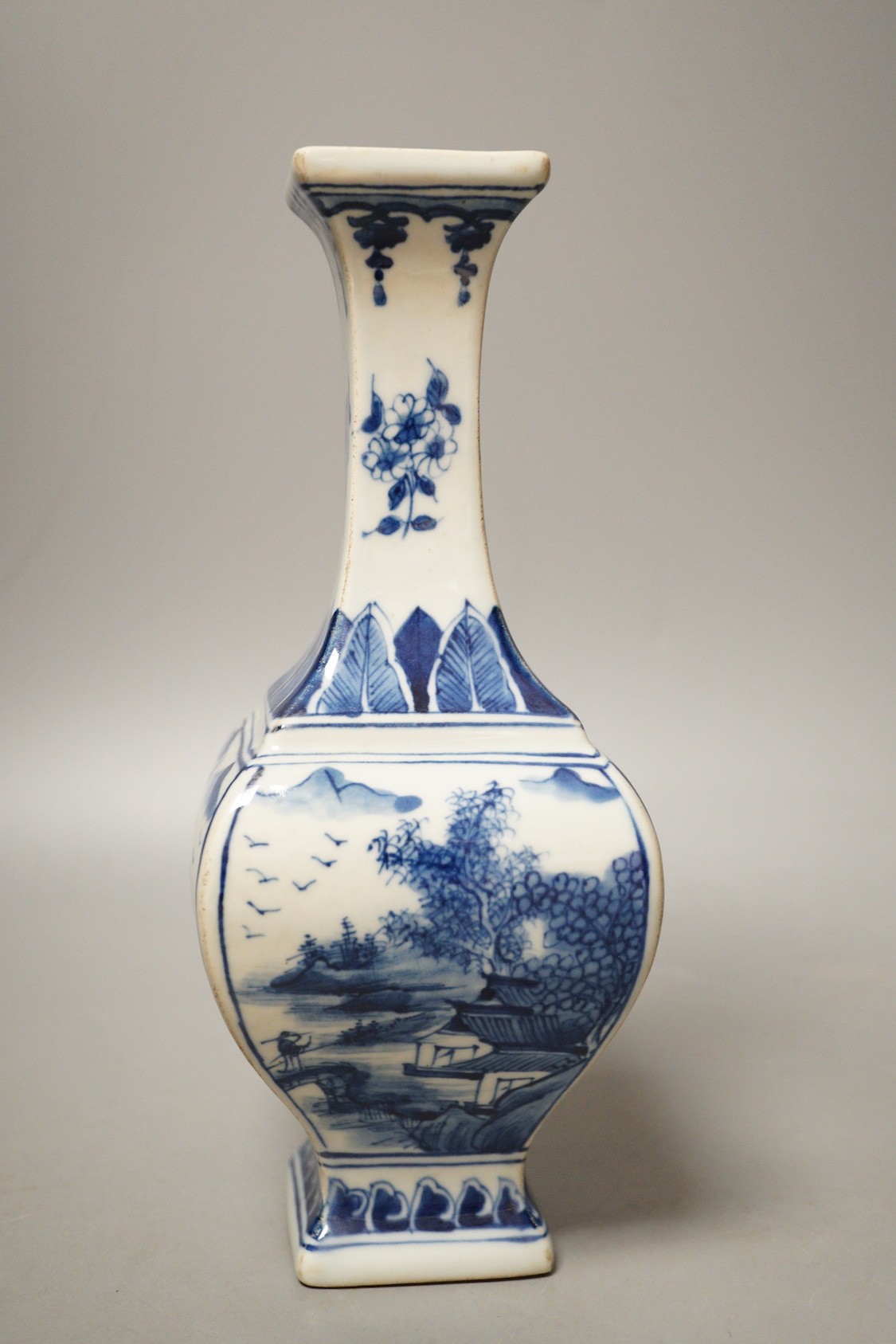 A Chinese blue and white vase, 23.5cm